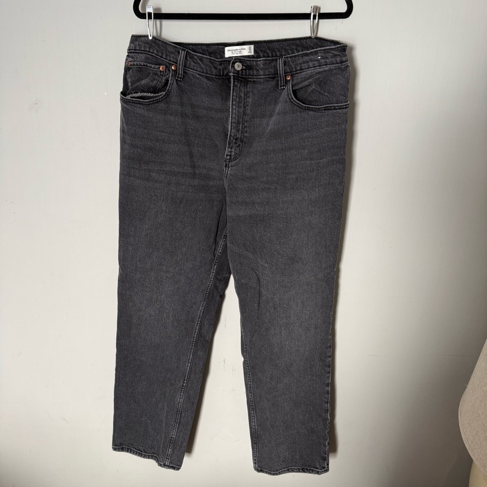 The ‘90s Straight Ultra High Rise- Abercrombie- 33/16R